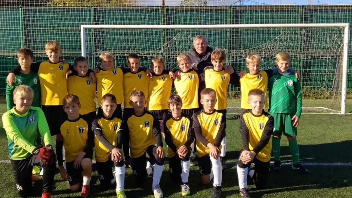 🔥Команда Валентина Сатарова — победитель первенства АМФ «Золотое кольцо». 

⚽️Парни 2016 года рождения провели заключите…